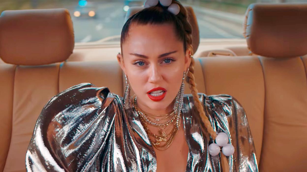 Un fan acosa a Miley Cyrus en Barcelona y llega a besarla