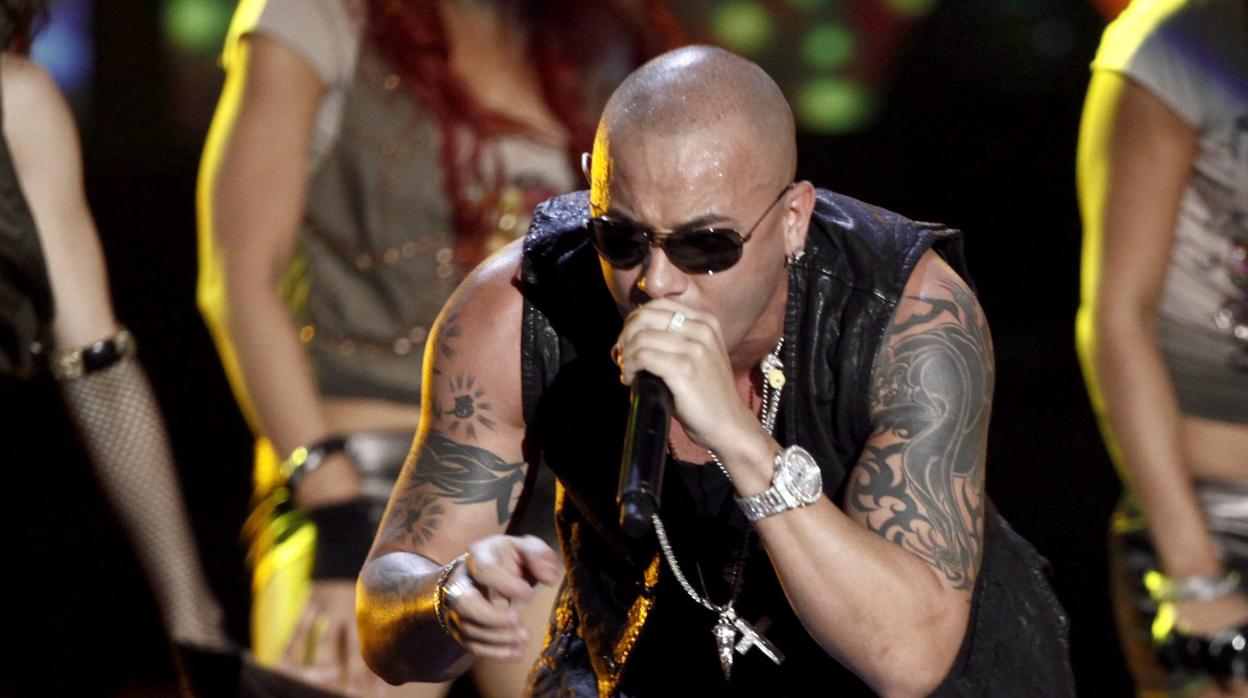 El reguetonero Wisin, hospitalizado tras una aparatosa caída en medio de un concierto