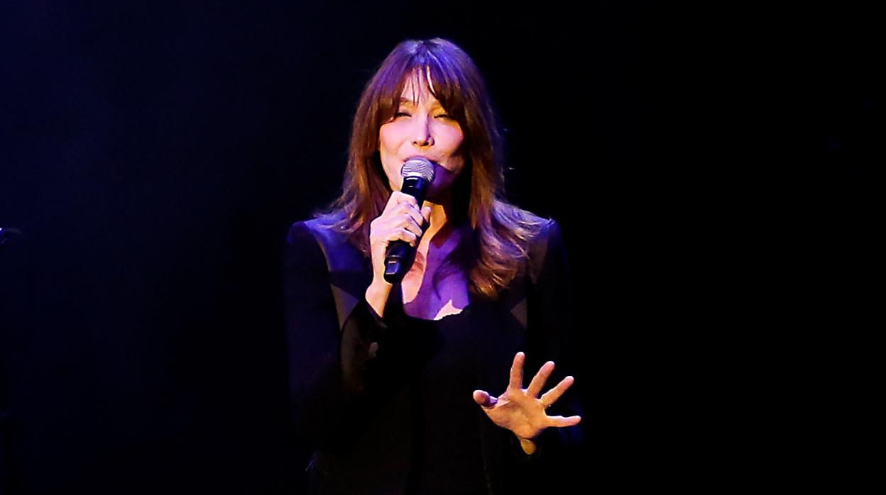 Carla Bruni, anoche durante su concierto en Pedralbes