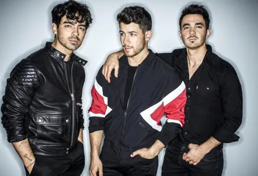 Imagen promocional del regreso de la banda Jonas Brothers; (de izq. a dcha.) Joe, Nick y Kevin