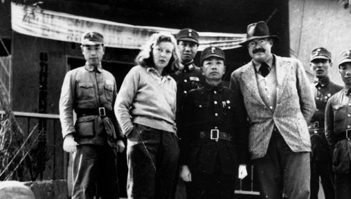 Martha Gellhorn y Ernest Heminway en Asia en 1943