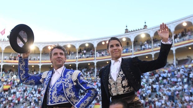 Pablo Hermoso de Mendoza y Lea Vicens, por la Puerta Grande de Las Ventas