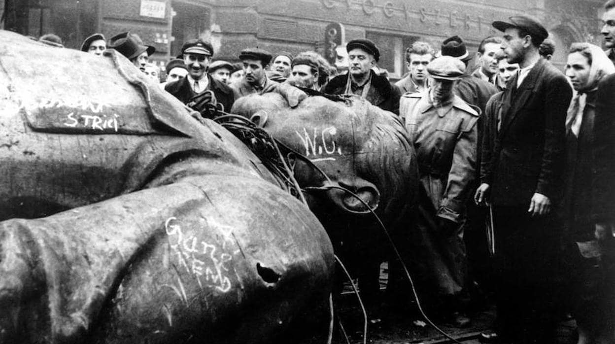 Estatua de Stalin (marcada con W. C.) derribada en Budapest durante la revolución de 1956