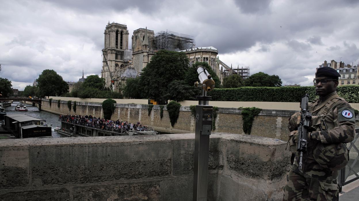 Patrulla militar vigila Notre Dame