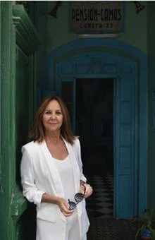 María Dueñas, en la entrada de Pensión Camas, el hospedaje que le sirvió de inspiración para la pensión de Candelaria