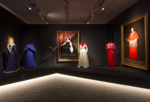 En el centro de la imagen, en blanco y rojo, el Vestido Infanta de Balenciaga, junto a una obra de Carreño de Miranda