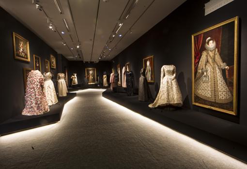 Flores y bordados, tanto en pinturas de la Escuela Española como en trajes de Balenciaga