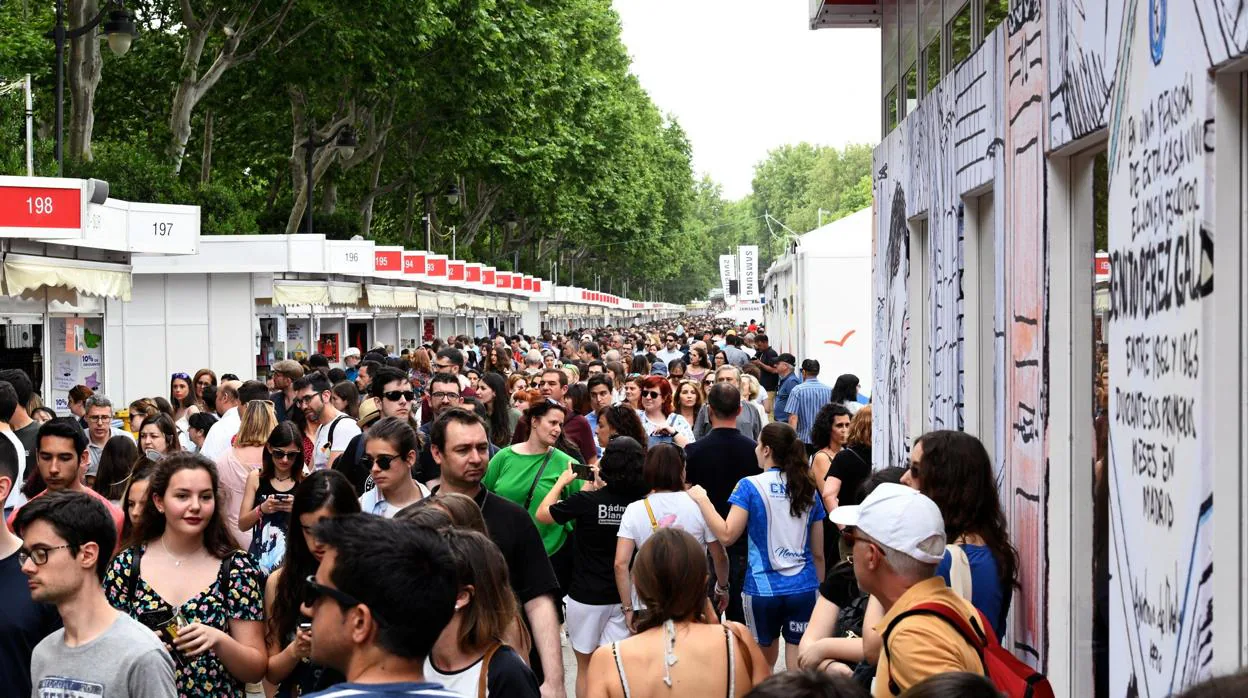 Cientos de personas han abarrotado estos días las casetas de la Feria del Libro de Madrid