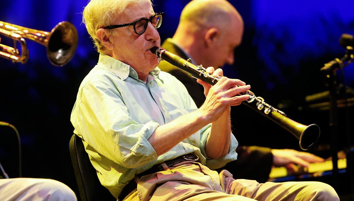 Woody Allen en plena demostración musical con el clarinete