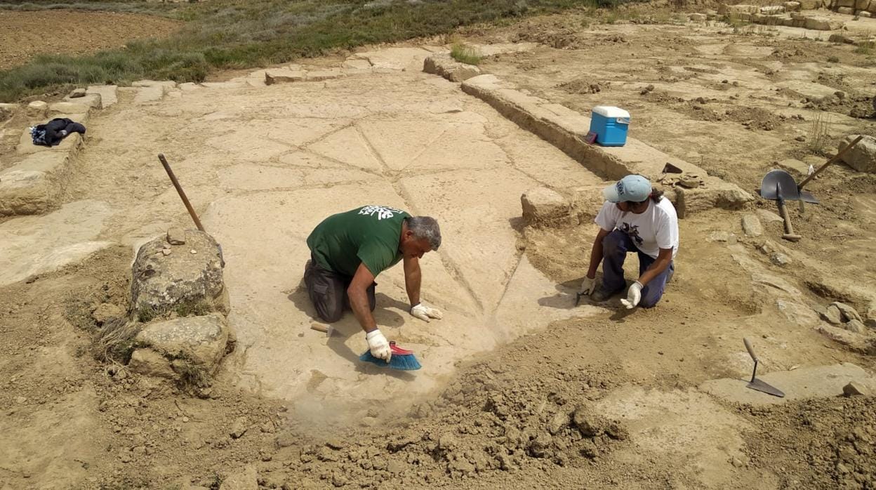El extraño pavimento descubierto en el yacimiento romano de Los Bañales