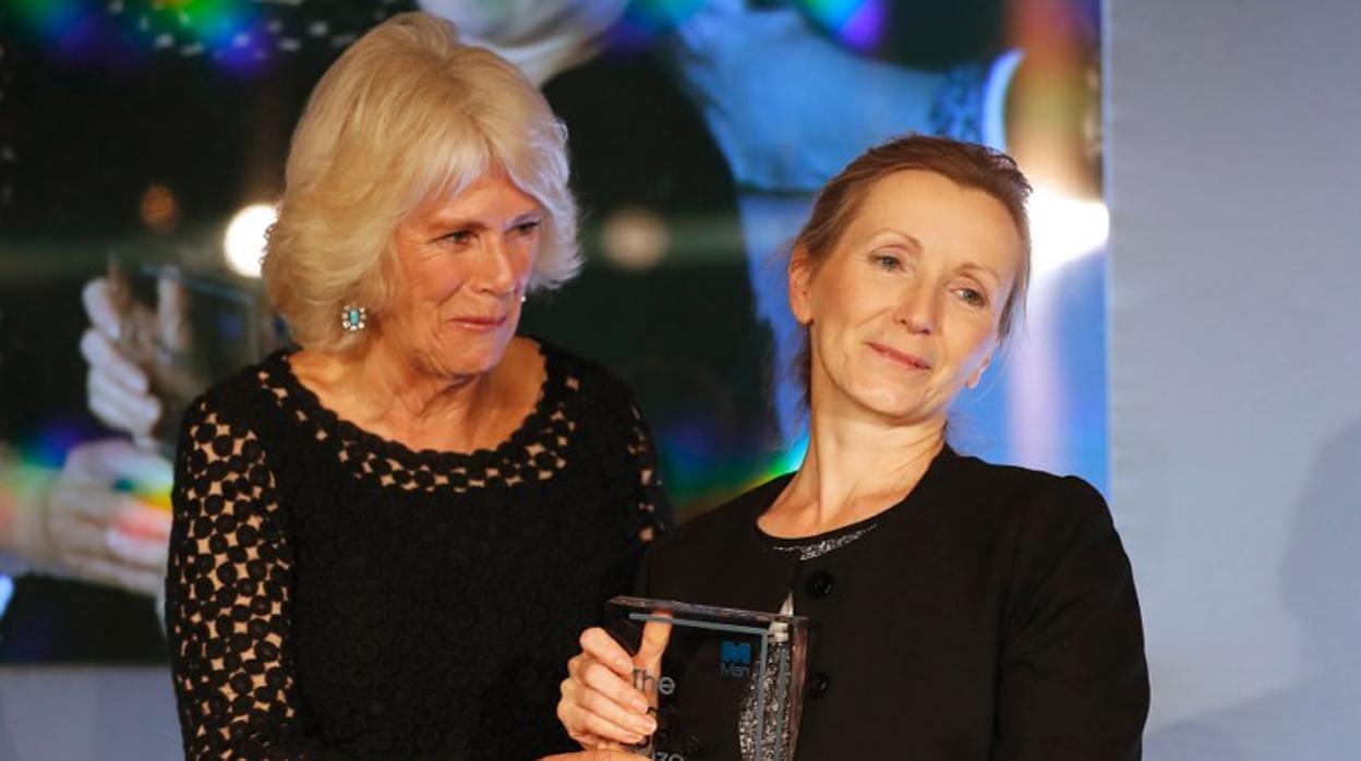 Burns recibe el Man Booker de manos de Camilla Parker