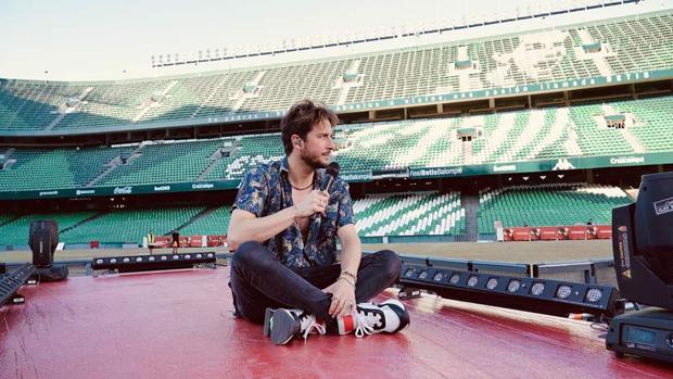 Manuel Carrasco se cita con Sevilla a través de redes sociales