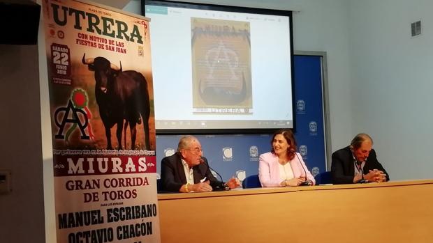 Los ganaderos Eduardo y Antonio Miura llenan la Casa de la Cultura antes de su debut en Utrera