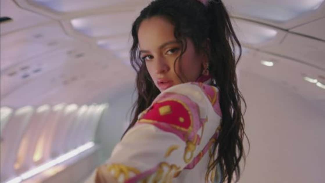 Momento del videoclip de «Con altura», de Rosalía