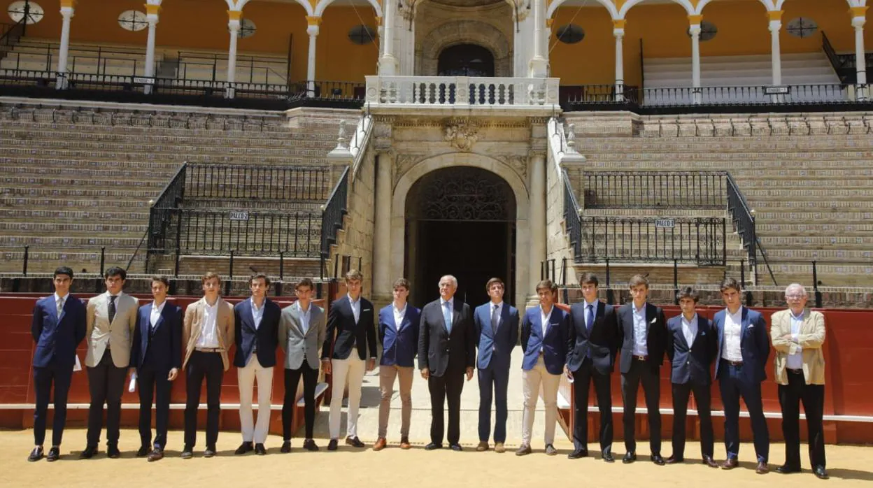 El empresario Ramón Valencia con 14 de los 18 novilleros anunciados en Sevilla -