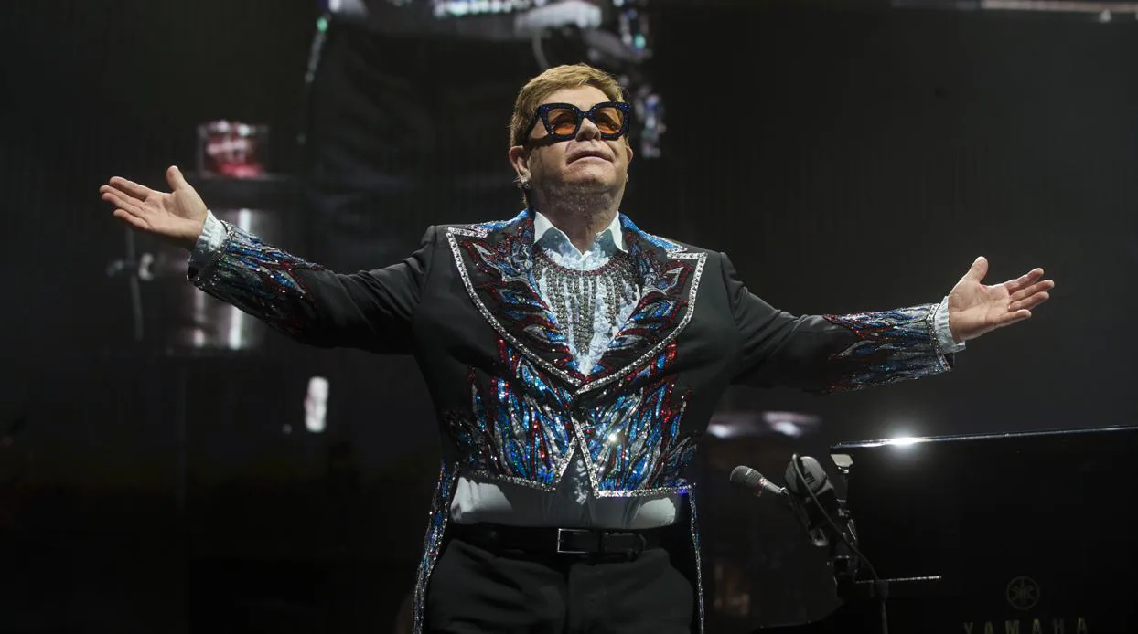 Elton John ofreció una primera parte contenida y sobria para dar paso a una segunda dinámica y emotiva