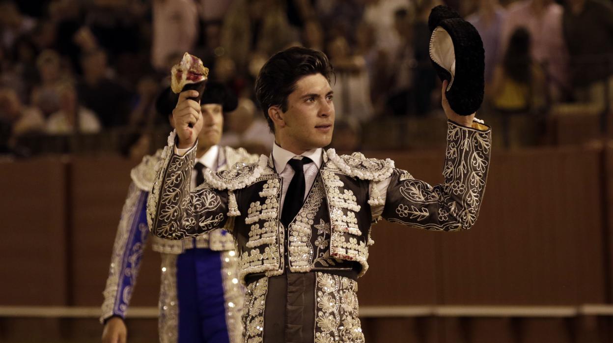 Novillada con picadores para los novilleros Daniel García Navarrete, Rafael González y Marcos, en la Plaza de Toros de la Maestranza. Primer novillo para Rafael González