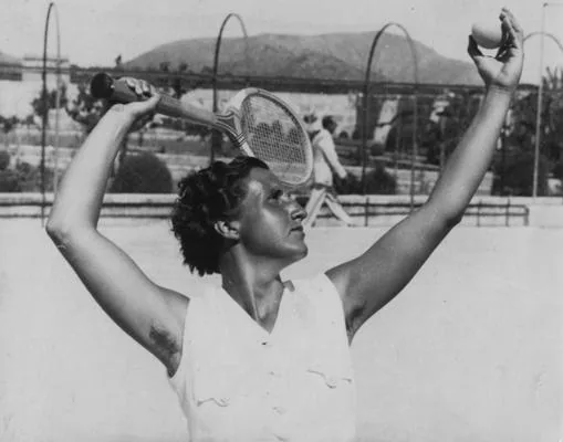 Ana María Martínez Sagi, jugando al tenis