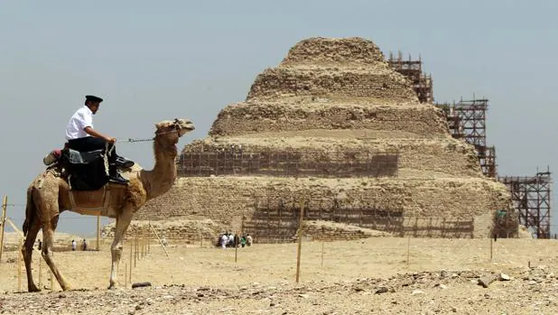 Encuentran decenas de momias de 2.000 años cerca de la pirámide más antigua de la historia