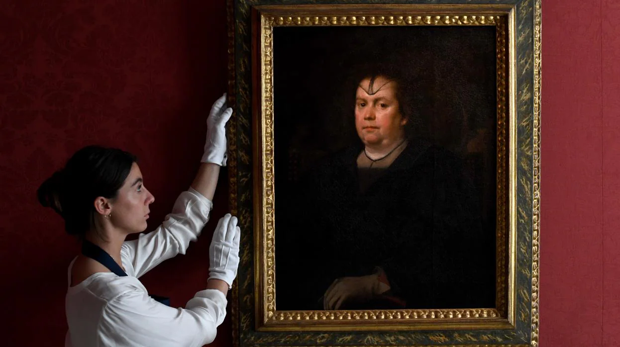Una empleada de Sotheby's sujeta el retrato de Olimpia Pamphilj que pintó Velázquez