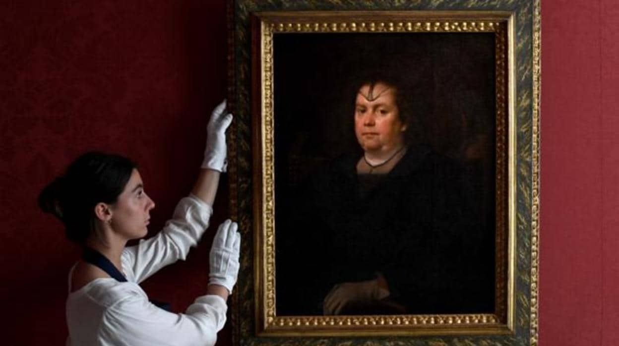 Una empleada de Sotheby's sujeta el retrato de Olimpia Pamphilj que pintó Velázquez
