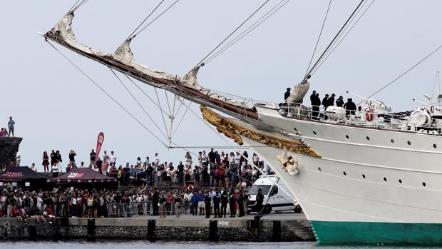 Un millar de personas recibe entre aplausos al Juan Sebastián Elcano en Guetaria