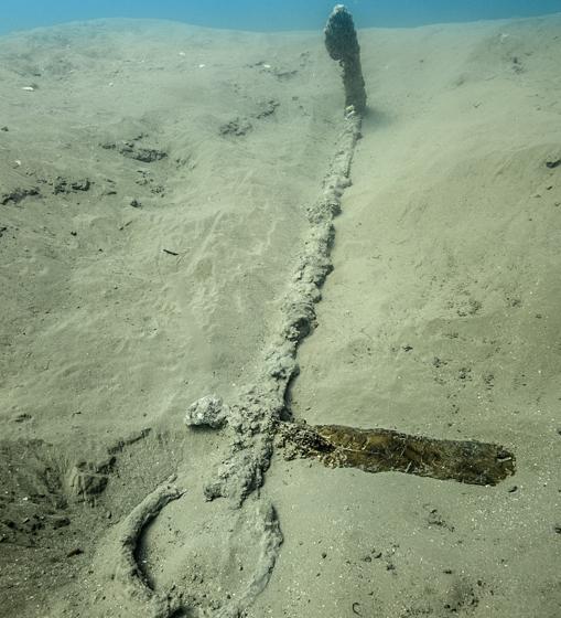 Detalle del ancla de más de tres metros. El análisis del cepo de madera ha demostrado que se hizo entre 1450 y 1530 con roble de Cantabria