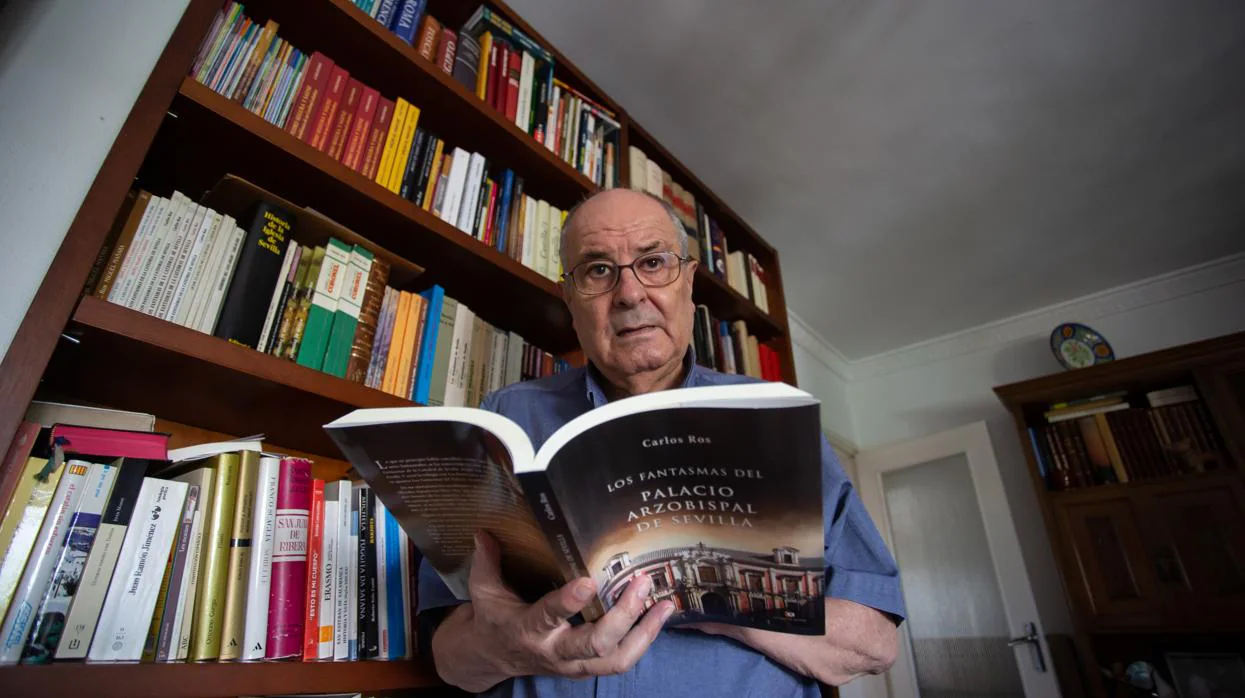 Carlos Ros con su nuevo libro, en su casa