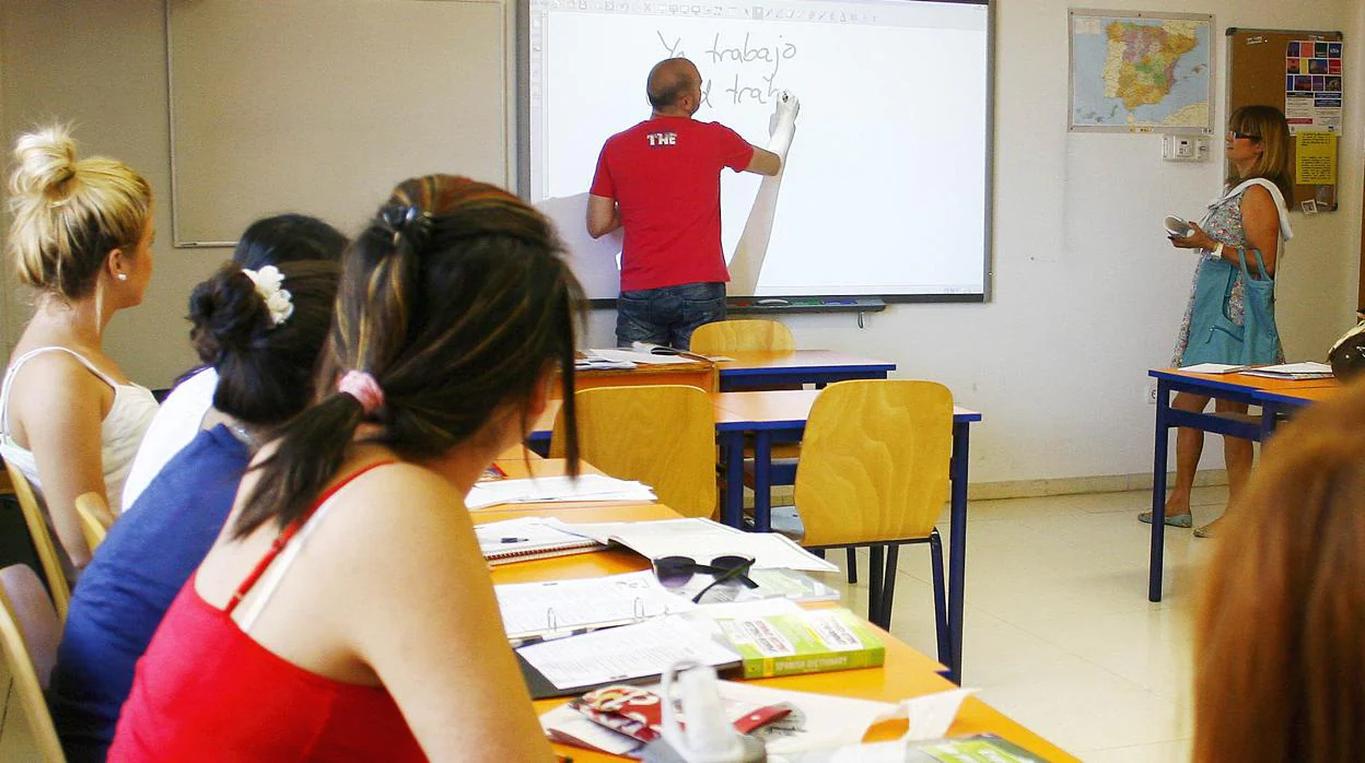 Un docente enseña español