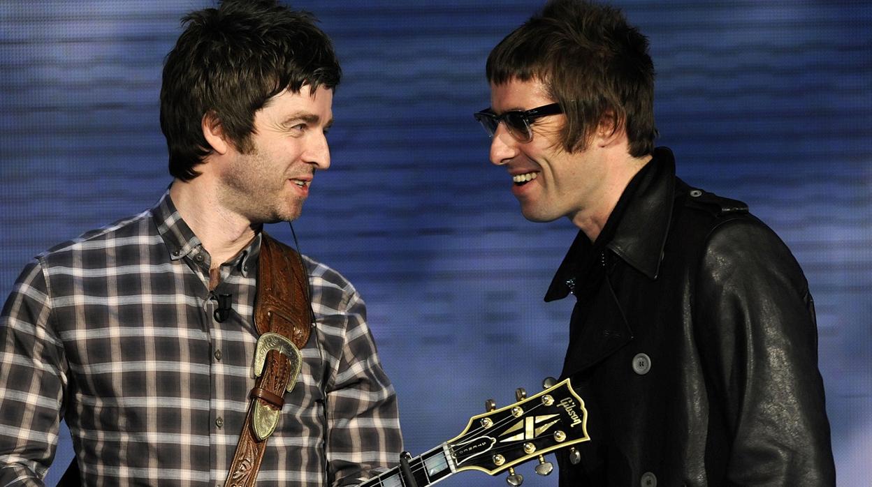 Noel y Liam Gallagher, durante una actuación en Milán en 2008
