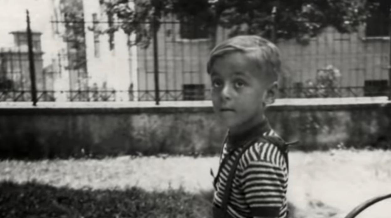Fotografía de Pavarotti de niño, que aparece en el tráiler del documental que repasa su vida personal y artística