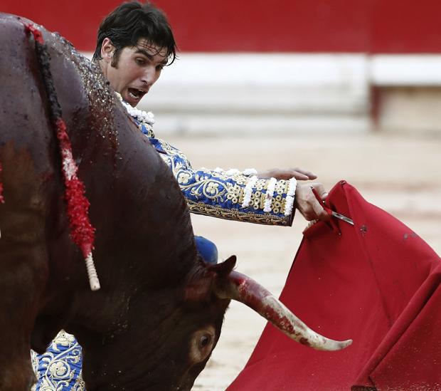 Cayetano corta cuatro orejas y se hace el amo de San Fermín