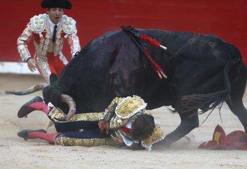 Javier Marín, a merced del sexto toro tras ser cogido