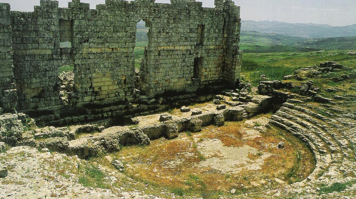 Teatro romano de Málaga con la Alcazaba arriba