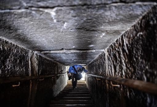 Túnel interior de la Pirámide Acodada