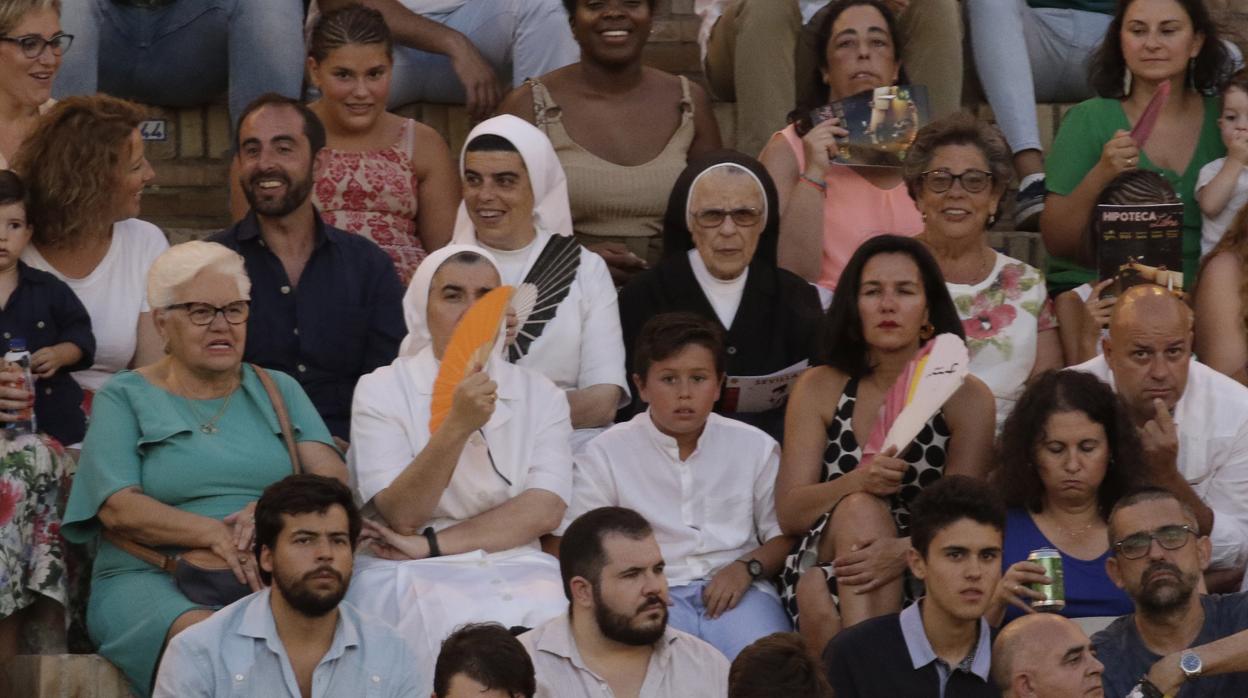 Hermanas de la Congregación Madre de Desamparados y San José de la Montaña de Valencia, durante la novillada del pasado jueves