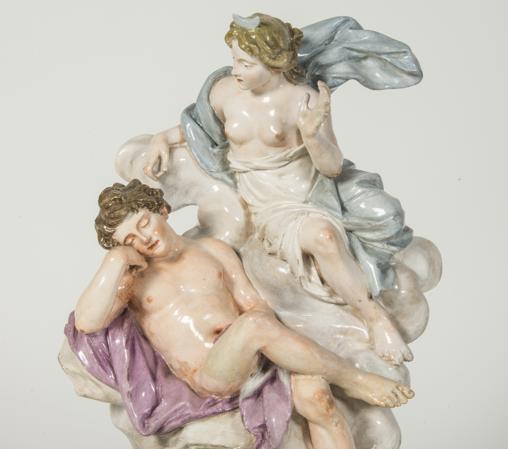 Porcelana de la Real Fábrica del Buen Retiro que se conserva en el Museo Arqueológico Nacional y representa a Selene velando el sueño de Endimión