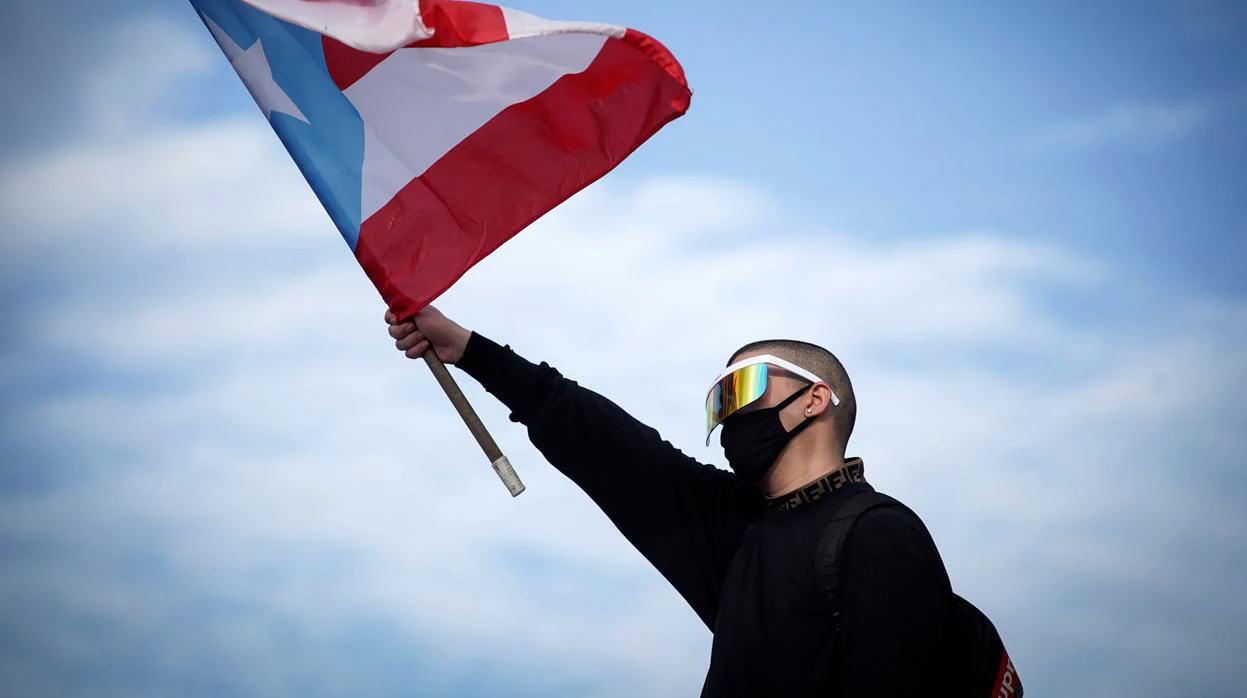 El cantante Bad Bunny enarbola la bandera de su país para pedir la dimisión de Ricardo Roselló