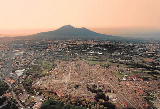 Panorámica de Pompeya (Italia) con el Vesubio al fondo