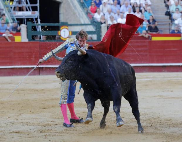 Reaparece Román, oreja a Emilio de Justo