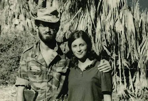 Tony Judt con una amiga en Israel, en 1967