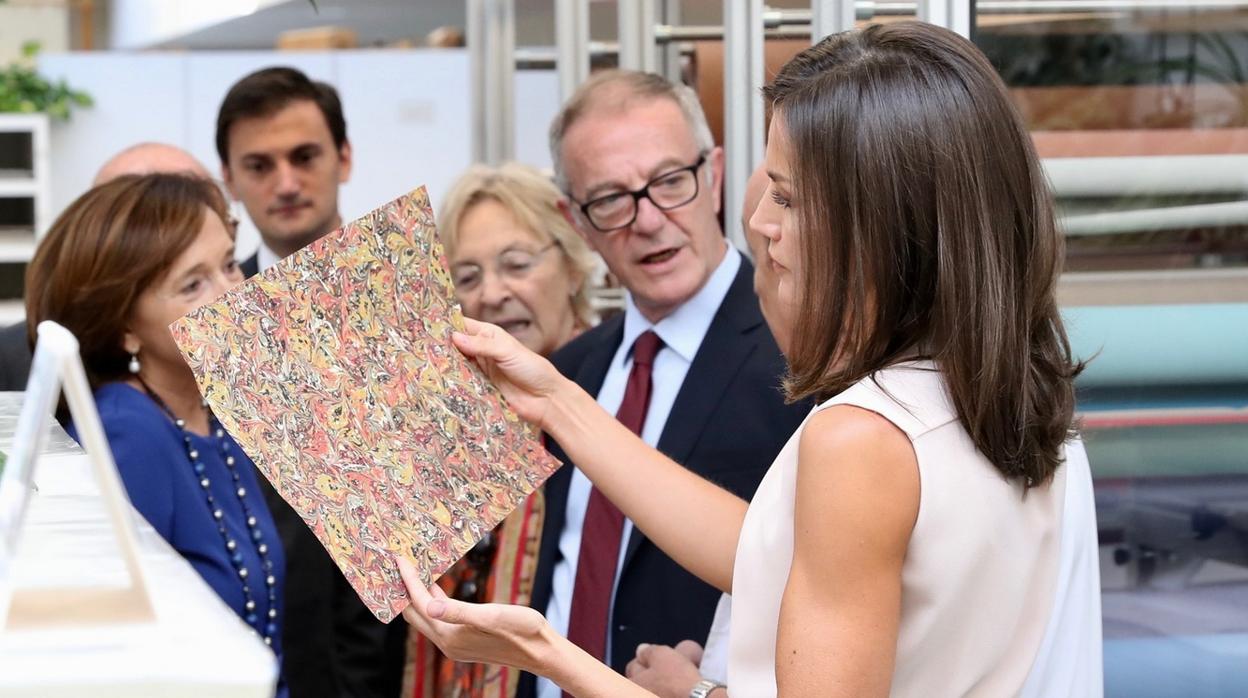 Doña Letizia, durante su visita a la Biblioteca Nacional