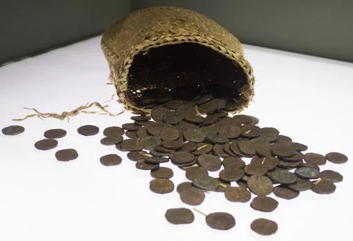 En el yacimiento han aparecido numerosas pertenencias de los marineros, entre las que destaca este cesto de monedas