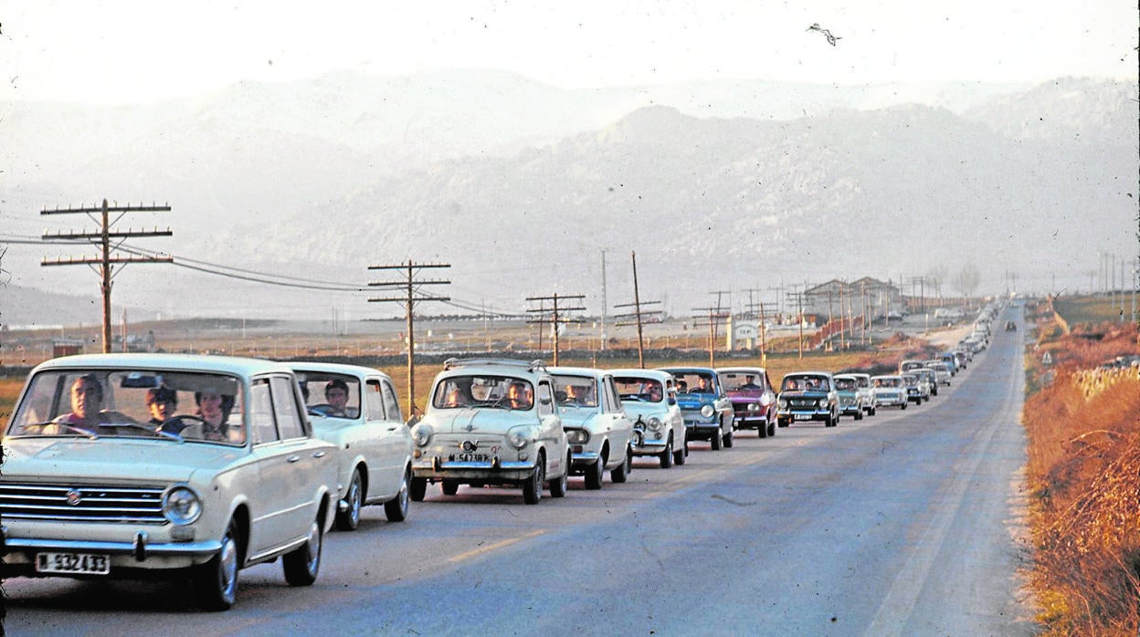 Una caravana en la operación salida de julio de 1972 en Madrid