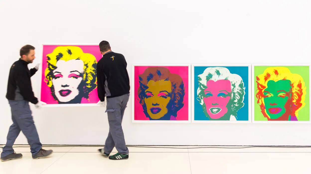 Montaje de la exposición dedicada a Andy Warhol en CaixaFórum