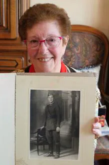 Paquita González con la foto de su padre