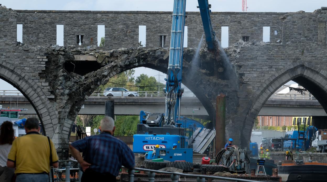 El derribo del Puente de los Agujeros en la ciudad belga de Tournai