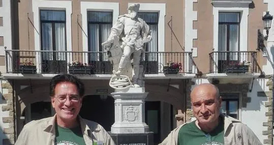 La estatua de Elcano junto a los dos aventureros