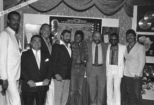 Michael, con el equipo de Epic Records en 1980