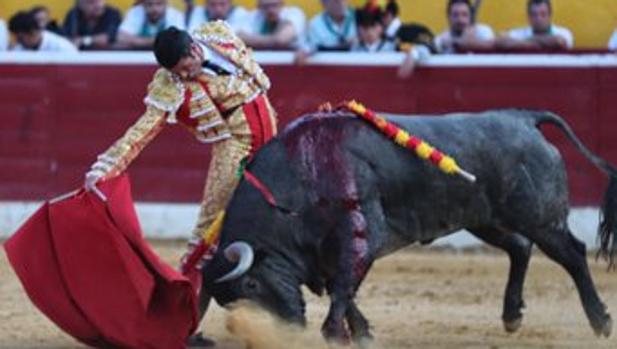 Soberbia torería de Emilio de Justo con dos adolfos de enfermería en Huesca